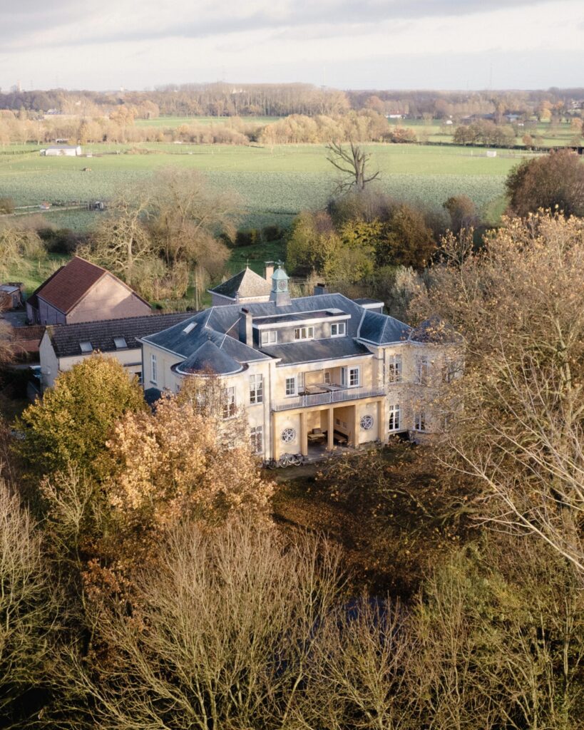 A three-day immersive journey into movement, bodywork, sound, and wellbeing. Created as a space to step away from daily life, it invites you to give yourself three full days of presence and rest.